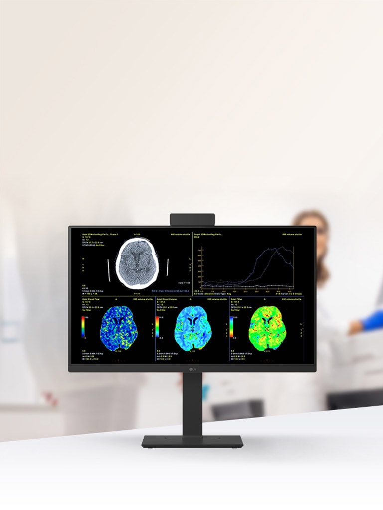 Monitor de revisión clínica IPS de 27 pulgadas y 8MP mostrando múltiples imágenes de escaneos cerebrales en la pantalla.