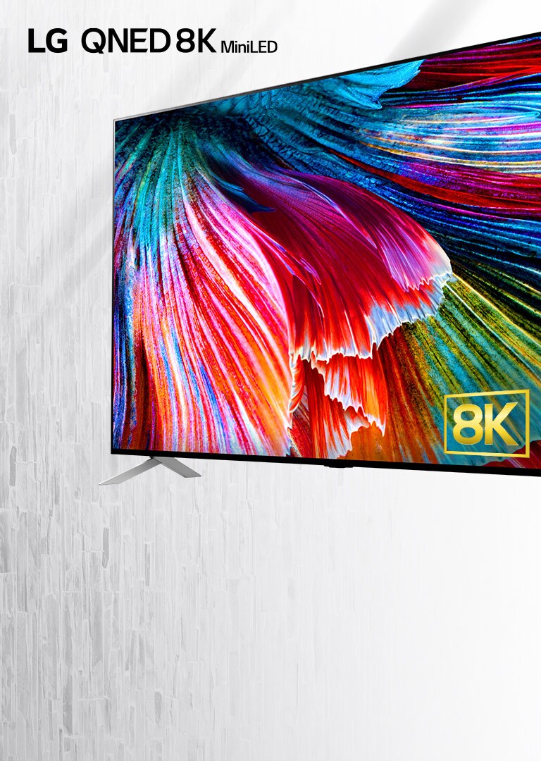 Un primer plano de la parte superior izquierda de una televisor LG QNED Mini LED de pantalla plana grande montado contra una pared gris clara.