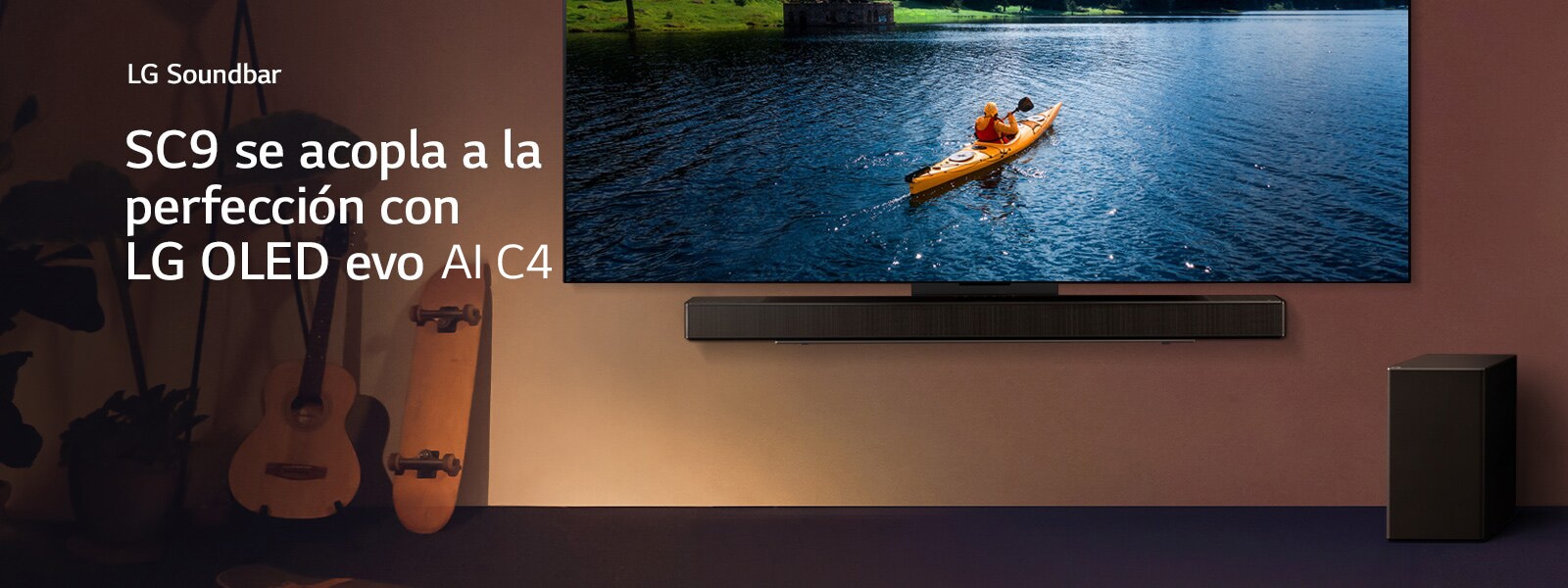 Un LG TV y Soundbar amurados a una pared y un subwoofer en el piso a la derecha. En el TV, se muestra una persona en kayak en un lago y por la pared caen sombras tenues.