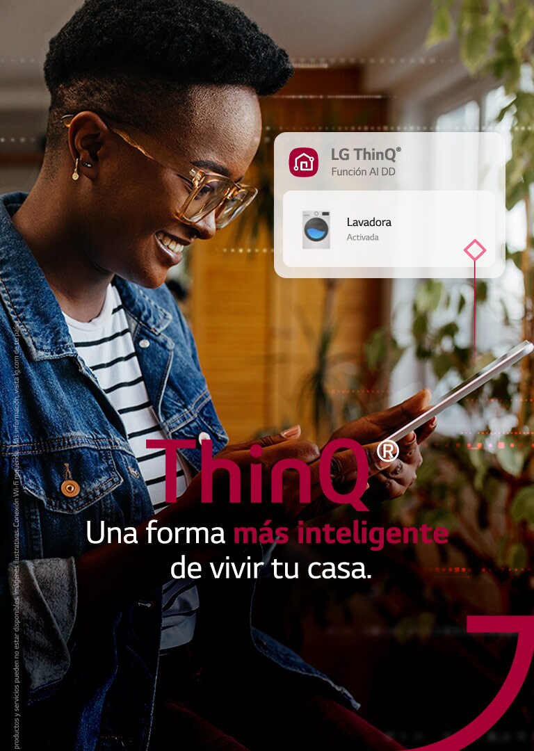Imagen de una señora con un celular navegando la aplicación LG ThinQ para controla su lavadora LG