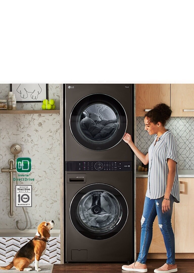 Imagen de mujer joven y su perro posando frente a su LG WashTower WK22BS6 en lavandería