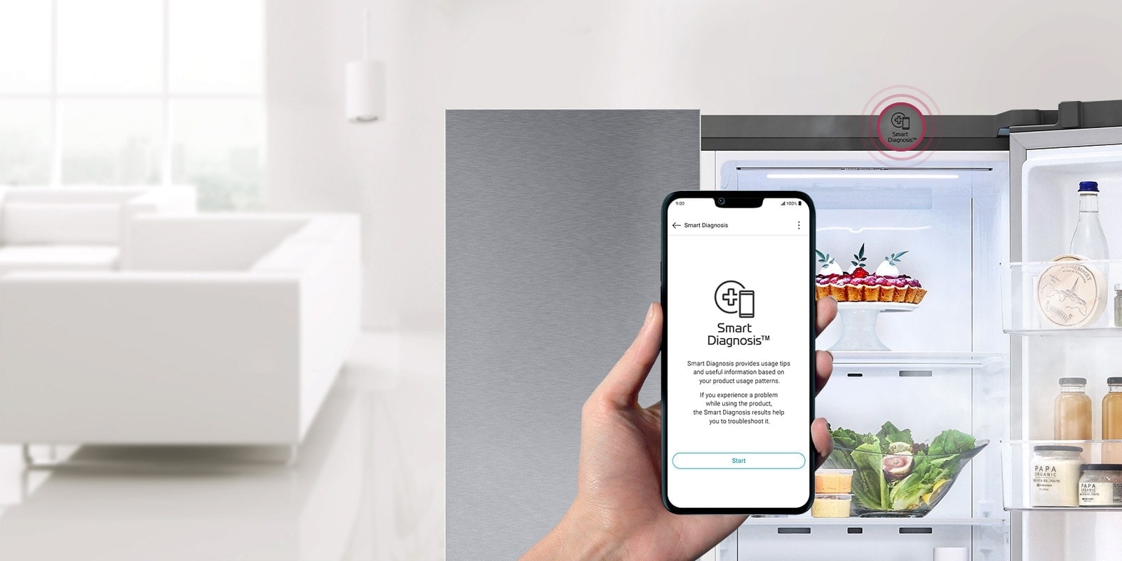 Una mano sostiene un teléfono con Smart Diagnosis mientras el refrigerador abierto tiene un ícono de diagnóstico inteligente