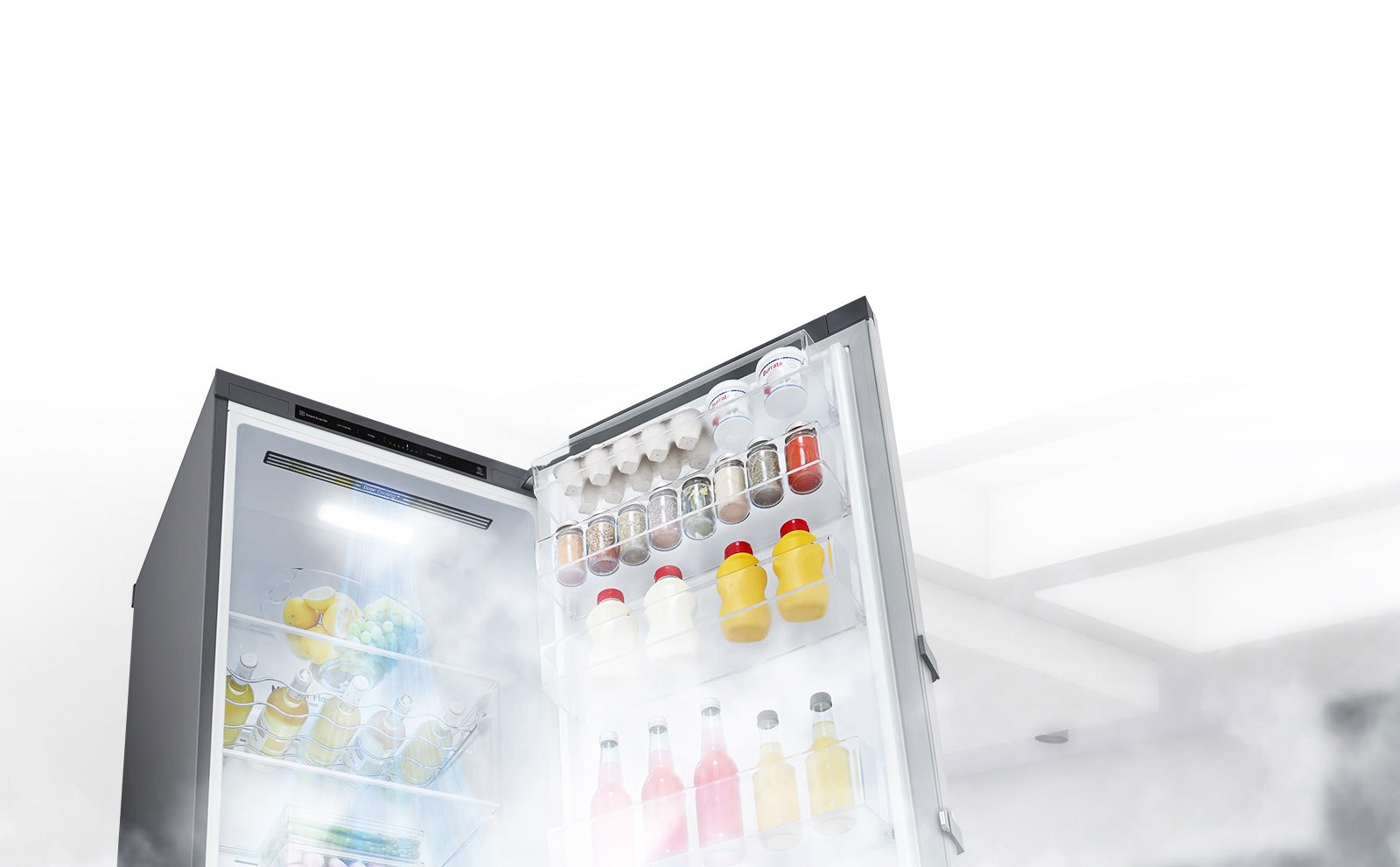 El refrigerador abierto, lleno de alimentos, tiene aire frío en la parte superior para mantener todo fresco.