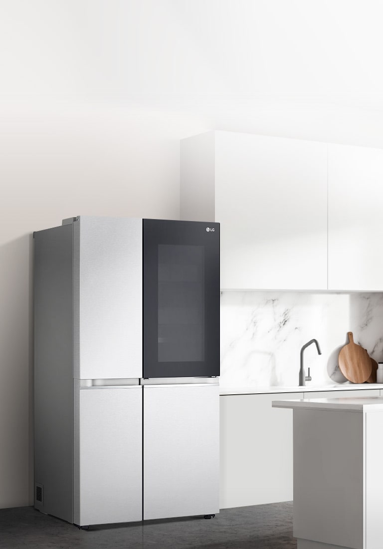 Una vista lateral de una cocina con un refrigerador InstaView negro instalado.