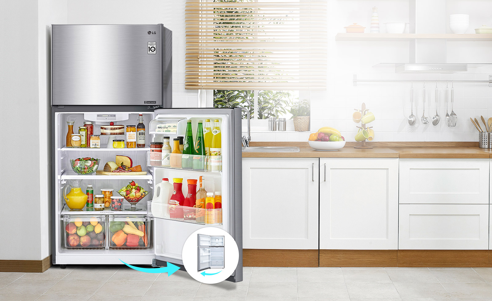 El refrigerador está en una cocina con una puerta que se abre a la derecha. Al lado del refrigerador hay un pequeño círculo con una imagen del mismo refrigerador con una puerta que se abre a la izquierda, para indicar una puerta reversible.