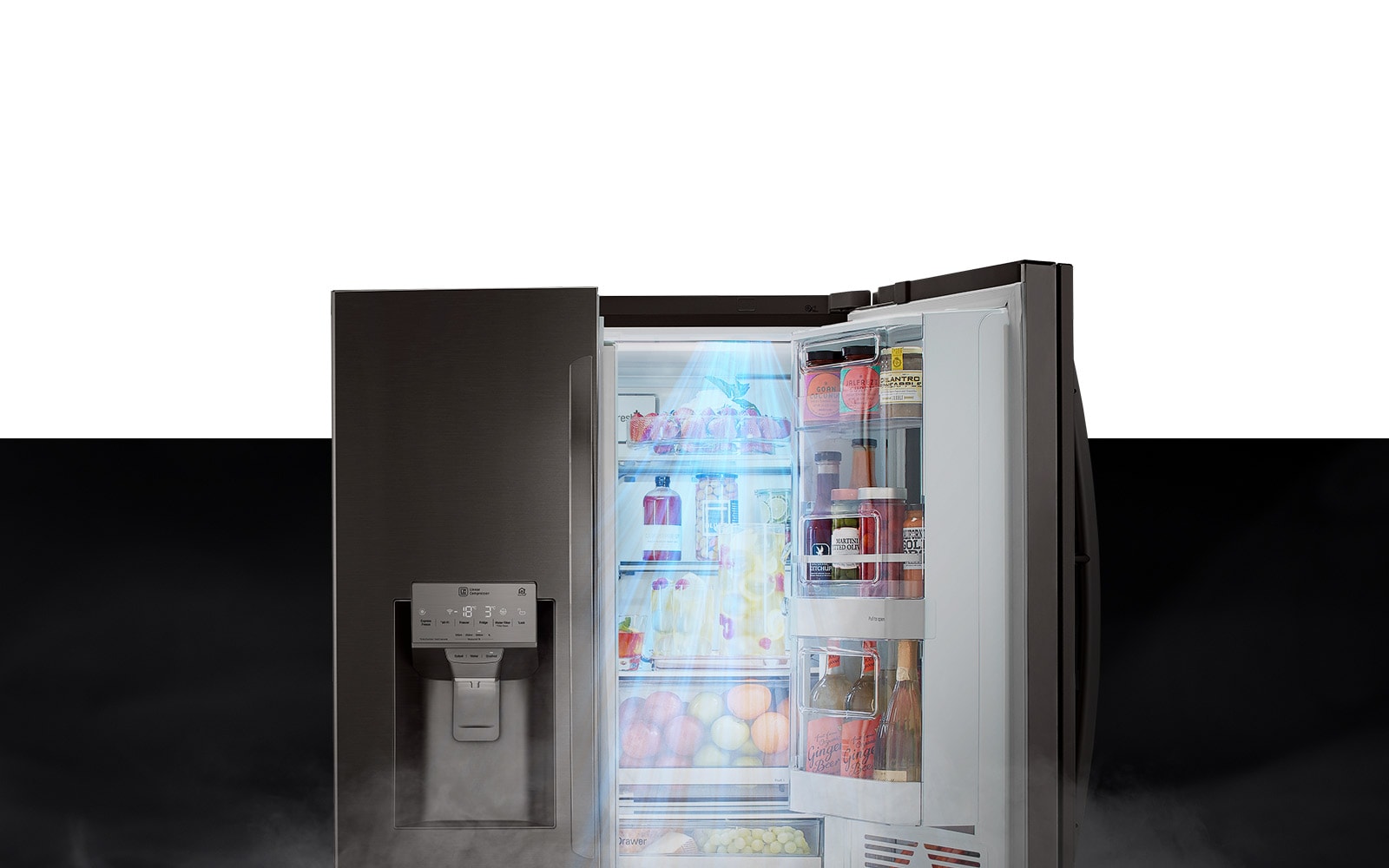 Refrigeradora LG Instaview Door-in-Door abierta, mostrando comida y bebidas, con neblina fresca desde arriba.