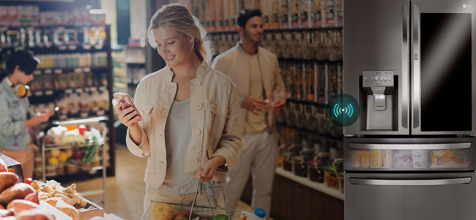A la izquierda, una mujer con su teléfono; a la derecha, el refrigerador. En el centro, un ícono de conexión.