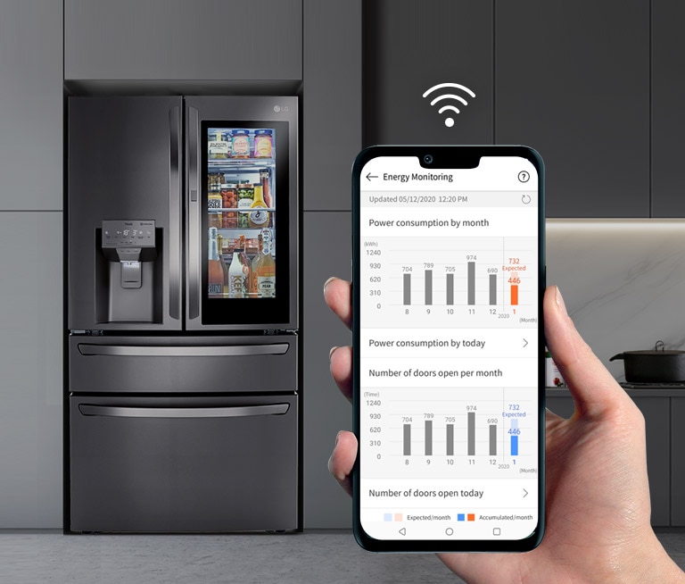 Una mano sostiene un teléfono con Smart Diagnosis mientras el refrigerador abierto tiene un ícono de diagnóstico inteligente.