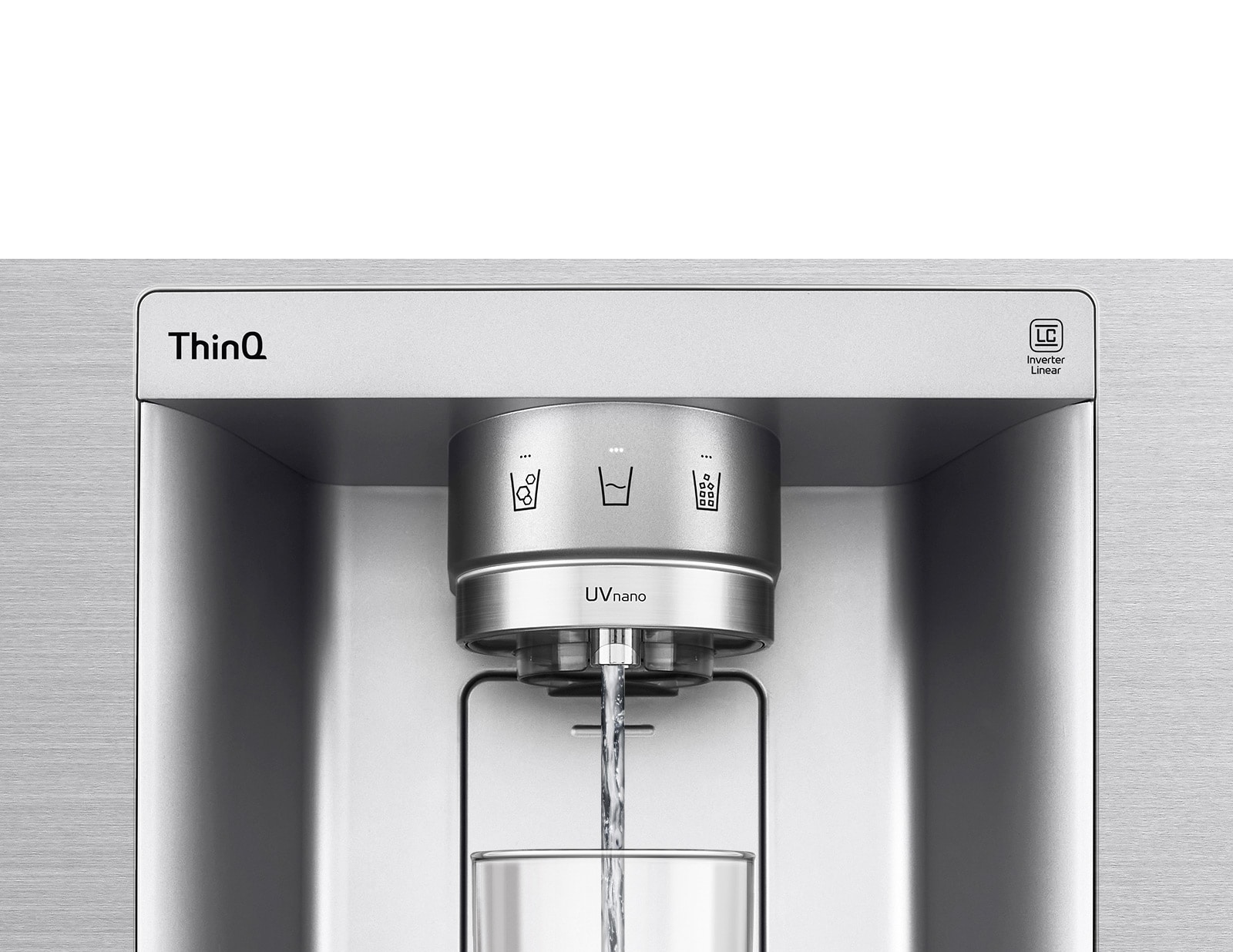 El video muestra el dispensador de agua con UVnano y termina con el frigorífico dispensando agua en un vaso.