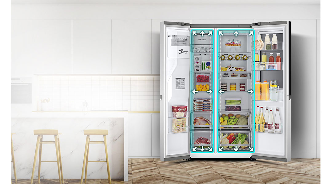 Video de refrigerador con puertas abiertas, espacio ampliado con neón y flechas, cambio resaltado con líneas punteadas.