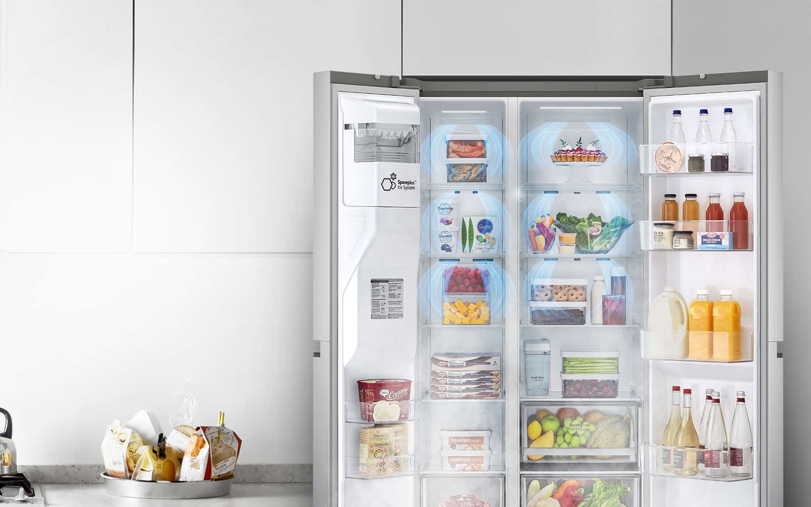 Refrigerador con puertas abiertas, interior lleno y nubes azules de niebla sobre los productos.