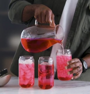 Vaciando bebidas sobre hielo esférico producido por el frigorífico multi-puerta LG, gracias a la función CraftIce™.