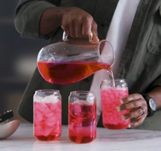 Vaciando bebidas sobre hielo esférico producido por el frigorífico multi-puerta LG, gracias a la función CraftIce™.