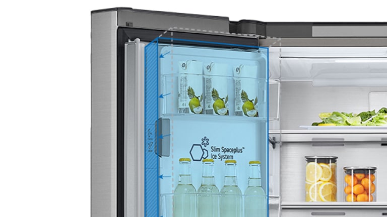 Puerta del frigorífico mostrando el Sistema de Hielo Slim SpacePlus™, con un diseño compacto que libera más espacio de almacenamiento interior.