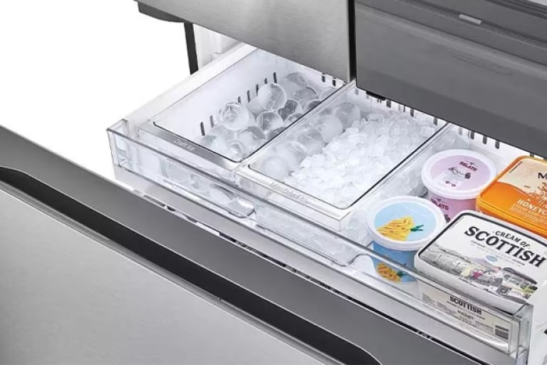 Congelador abierto mostrando el sistema de Organización 3 Niveles™, manteniendo la comida organizada y accesible con secciones claramente divididas.