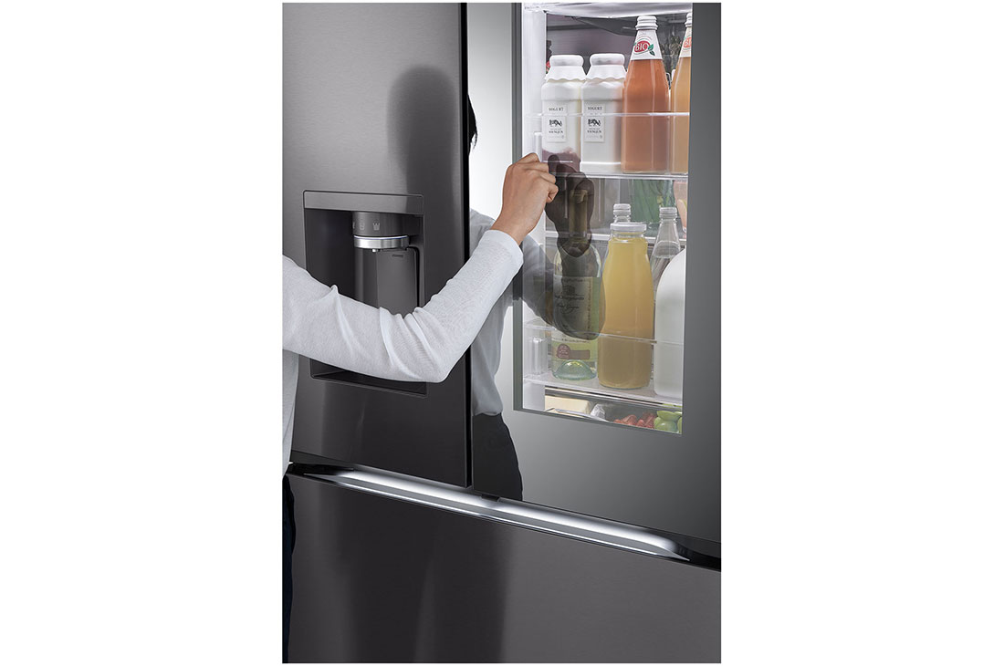 LG Refrigeradora Multi-Puerta InstaView™ 738L Acero Inoxidable Negro, View of InstaView of multi-door refrigerator., VF31XKNH, thumbnail 8