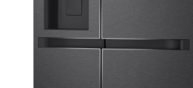 El diseño de la manija del refrigerador acentuado con líneas blancas degradadas.
