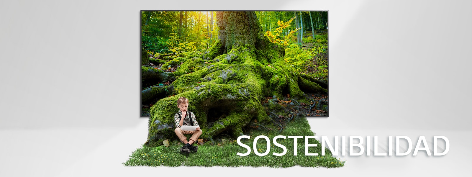 Una raíz de un árbol gigante sale de una pantalla de televisión y cubre el suelo de césped. Un niño se encuentra sentado sobre el césped.
