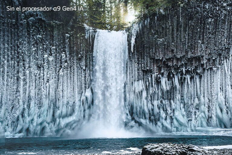 Comparación de la calidad de la imagen de una cascada congelada en un bosque.