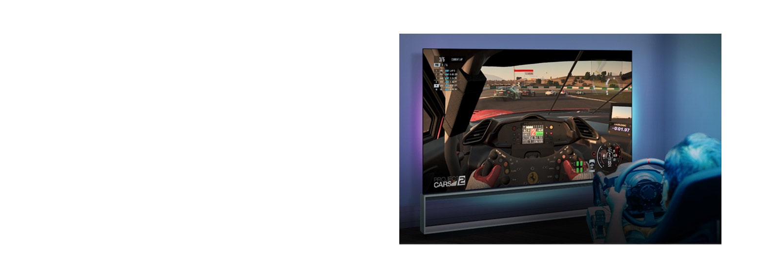 Un hombre está jugando a un juego de carreras con el LG OLED TV y la Xbox Series X.