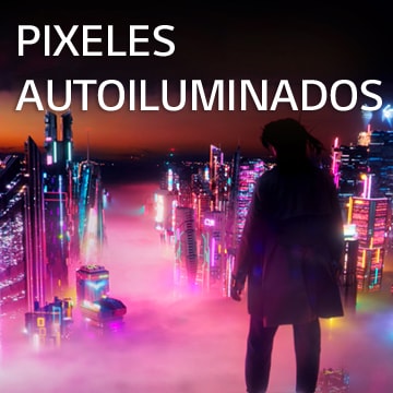 Una mujer mirando el paisaje urbano con carteles de neón coloridos por la noche.