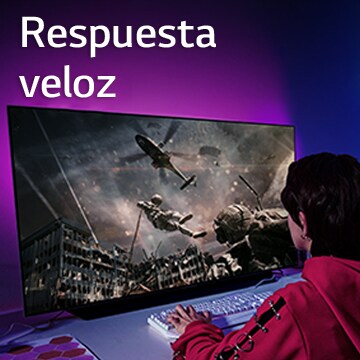 Una niña está jugando a un videojuego en una gran pantalla de un televisor que muestra a un soldado bajando de un helicóptero.