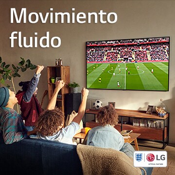 Cuatro personas sentadas en un sofá están mirando un partido de fútbol en un living.
