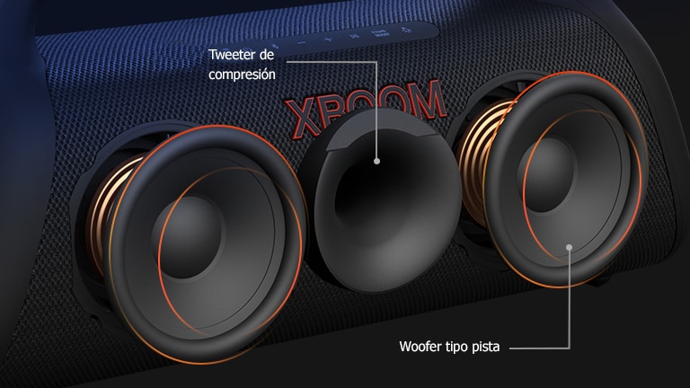 "Vista en diagonal de LG XBOOM Go XG9, que muestra su altavoz de altas frecuencias de bocina de compresión y  altavoces de graves de pista."
