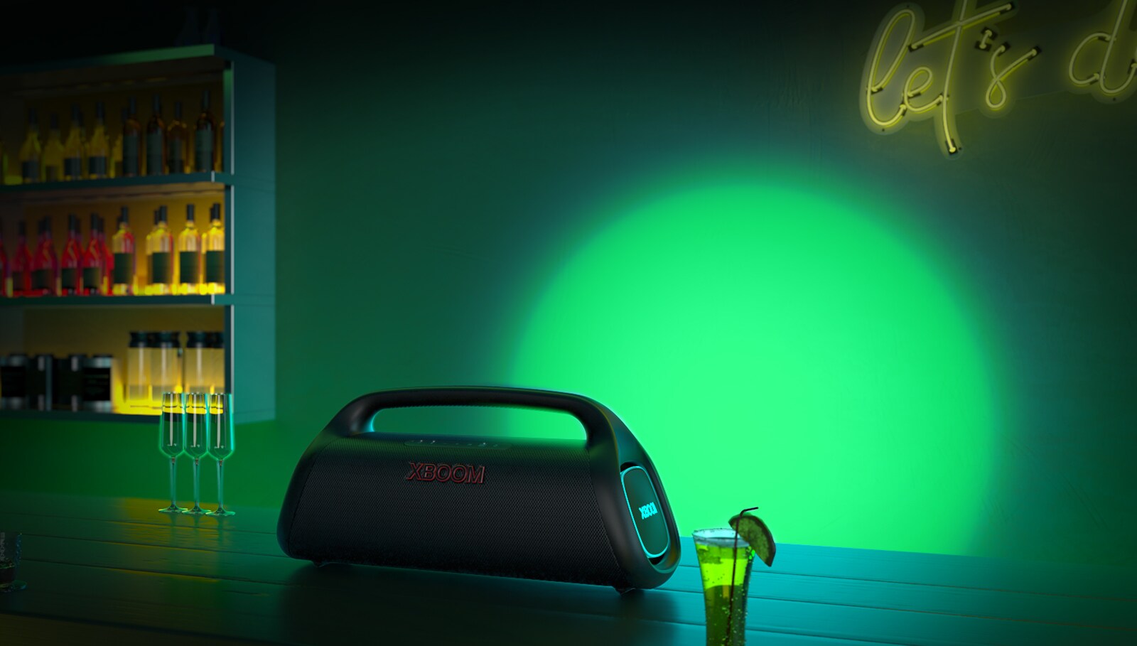 O LG XBOOM GO XG9 está colocado na mesa do bar. Ele projeta uma iluminação cênica verde e azul.