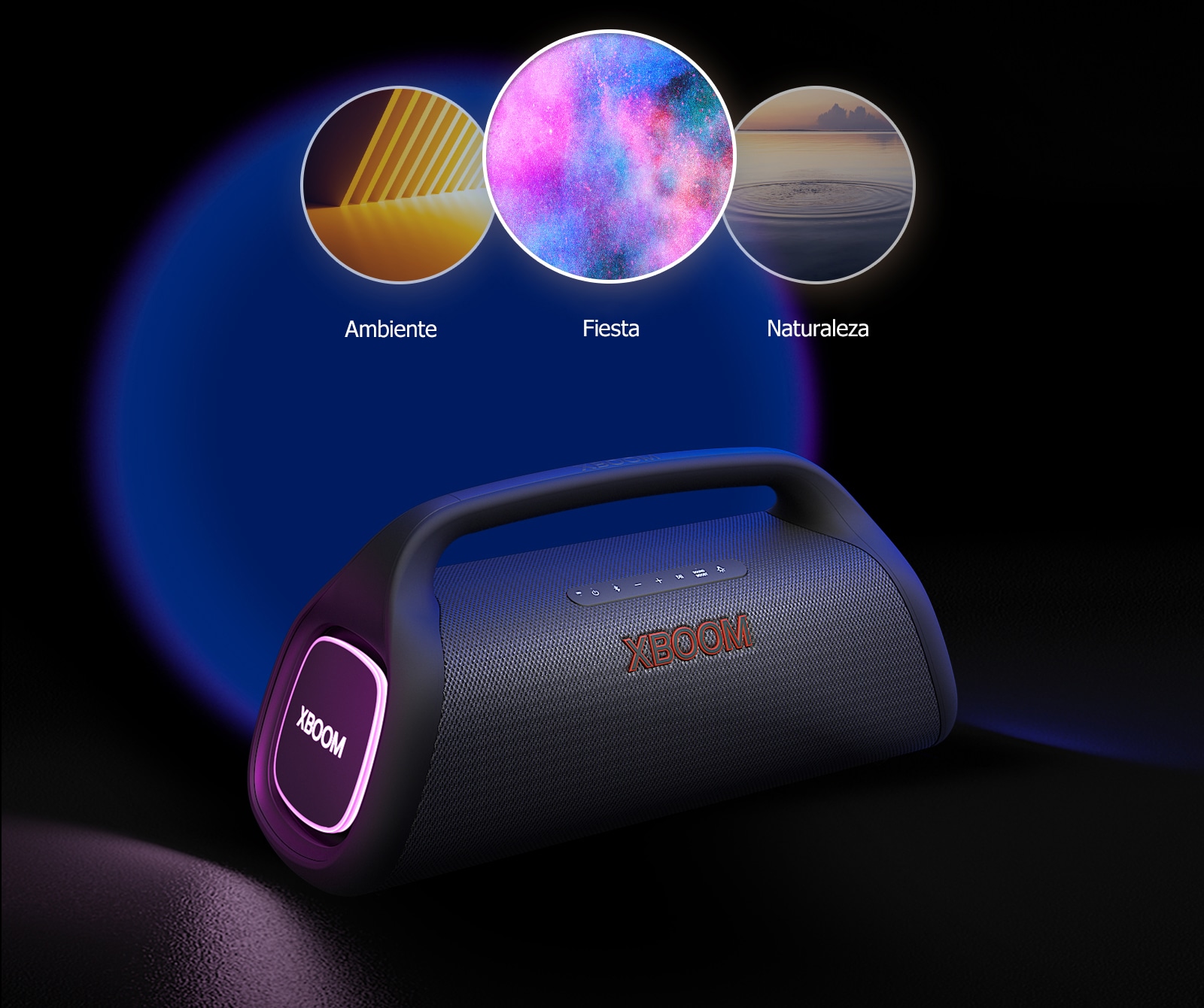 LG XBOOM Go XG9 con iluminación púrpura sobre el suelo. En la parte superior del altavoz se muestran tres modos; ritmo, fiesta, fuegos artificiales, espacio.