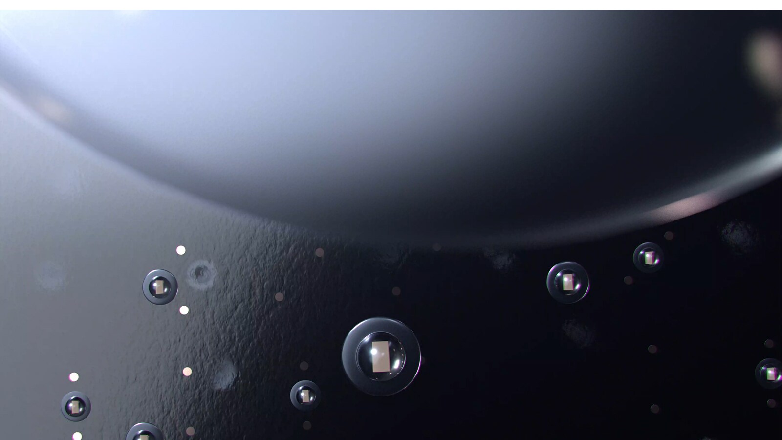 El video muestra cómo se aplican y se iluminan los Mini LED pequeños al panel de una pantalla. El video finaliza con un sol de brillo deslumbrante sobre un fondo muy negro.