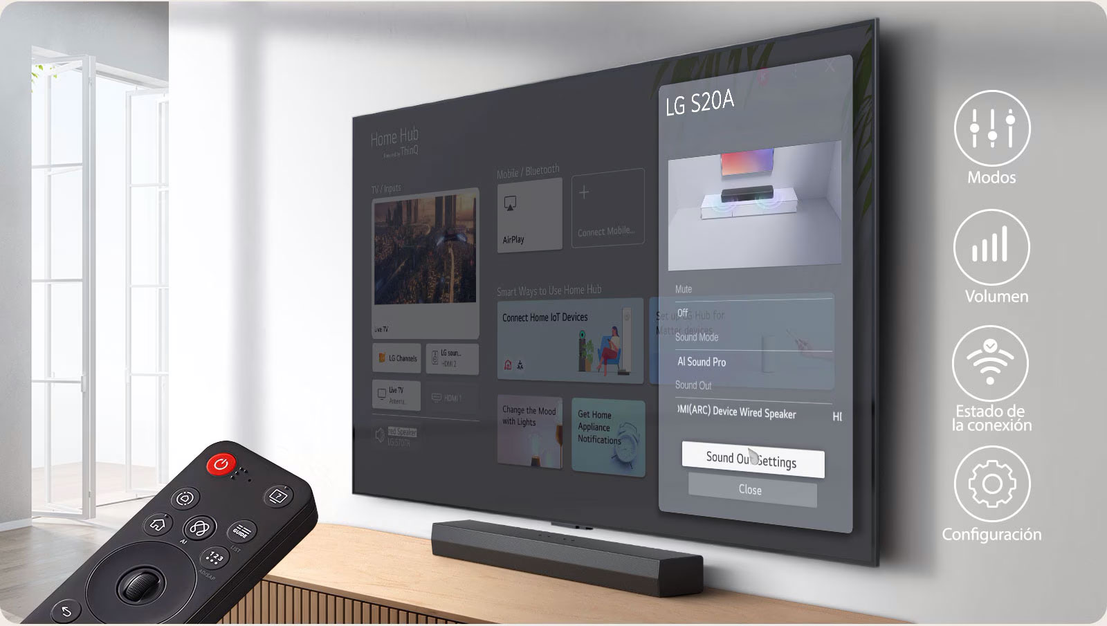 Un televisor montado en la pared muestra la pantalla de inicio de LG webOS y SH5A está ubicado debajo del televisor, sobre la mesa del televisor. A la izquierda, se muestra parcialmente un control remoto de TV LG y, a la derecha, 4 íconos muestran las funciones de la interfaz WOW.