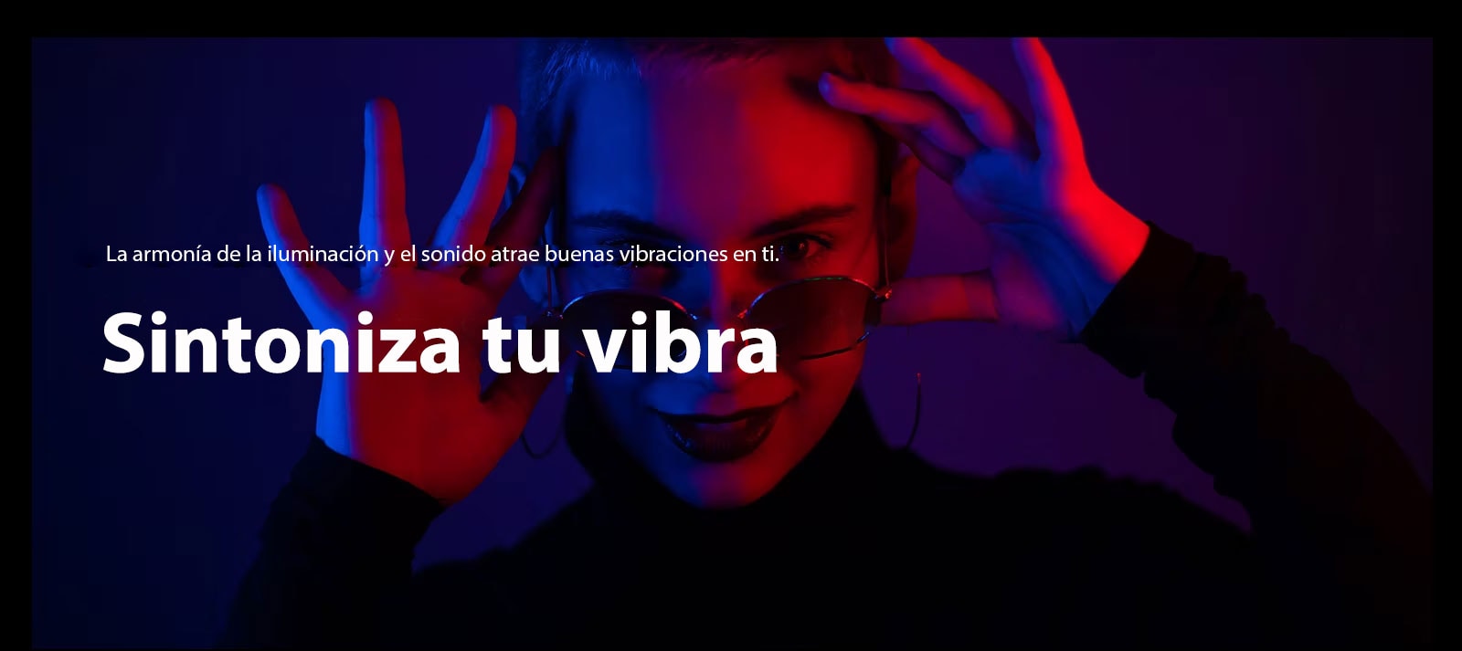 La mujer posa con una iluminación intensa.