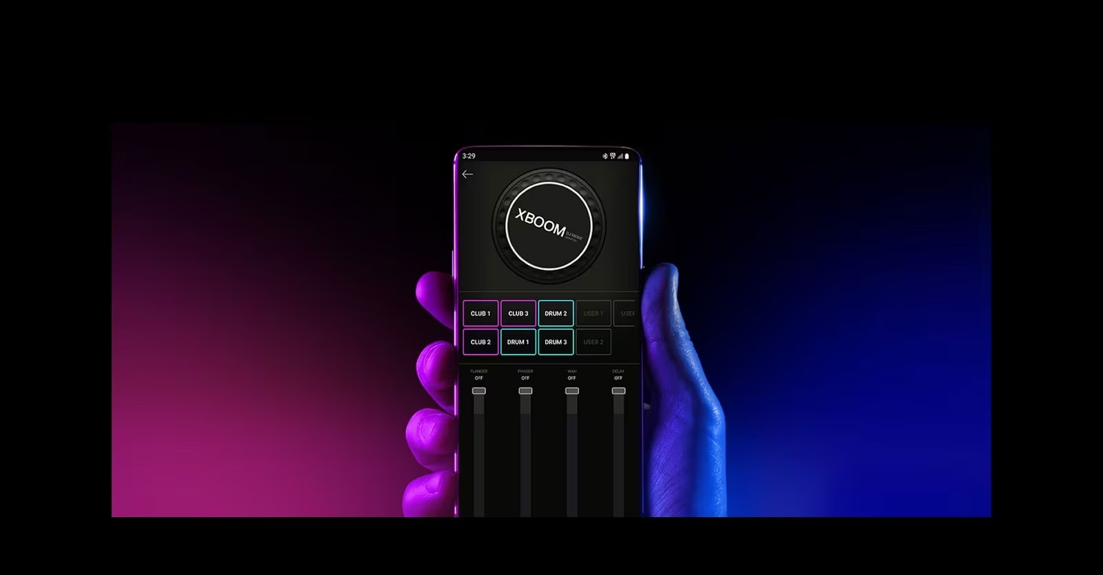 Una mano sostiene un teléfono inteligente y muestra la aplicación DJ.