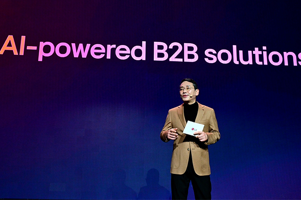 onente presentando soluciones B2B impulsadas por IA en el escenario durante un evento de LG