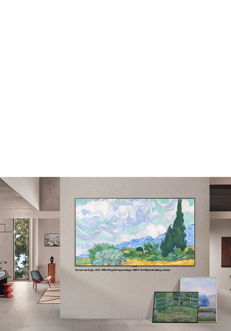LG QNED AI Mini LED QNED70 koos LG Gallery+ mitmekesise kunstisisuga kuvab kunstiteoseid seinale paigaldatud ekraanil galeriistiilis elutoas, mille kõrval on lõuend ja täiendavad raamitud kunstiteosed.