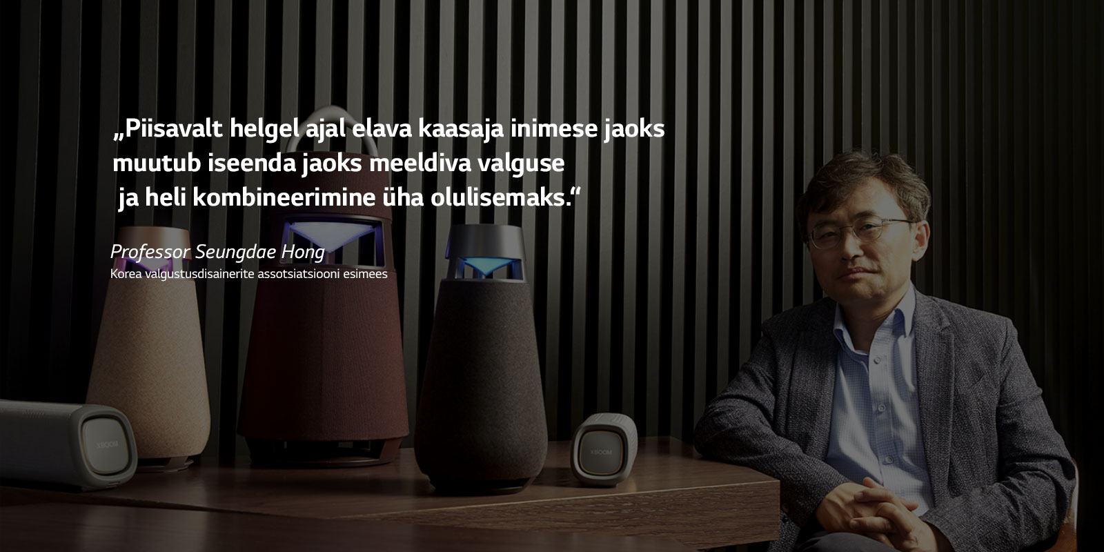 Pildil on Korea valgustusdisainerite assotsiatsiooni esimees, professor Seungdae Hong, tema kõrval laual on tooteperekonna XBOOM kõlarid.