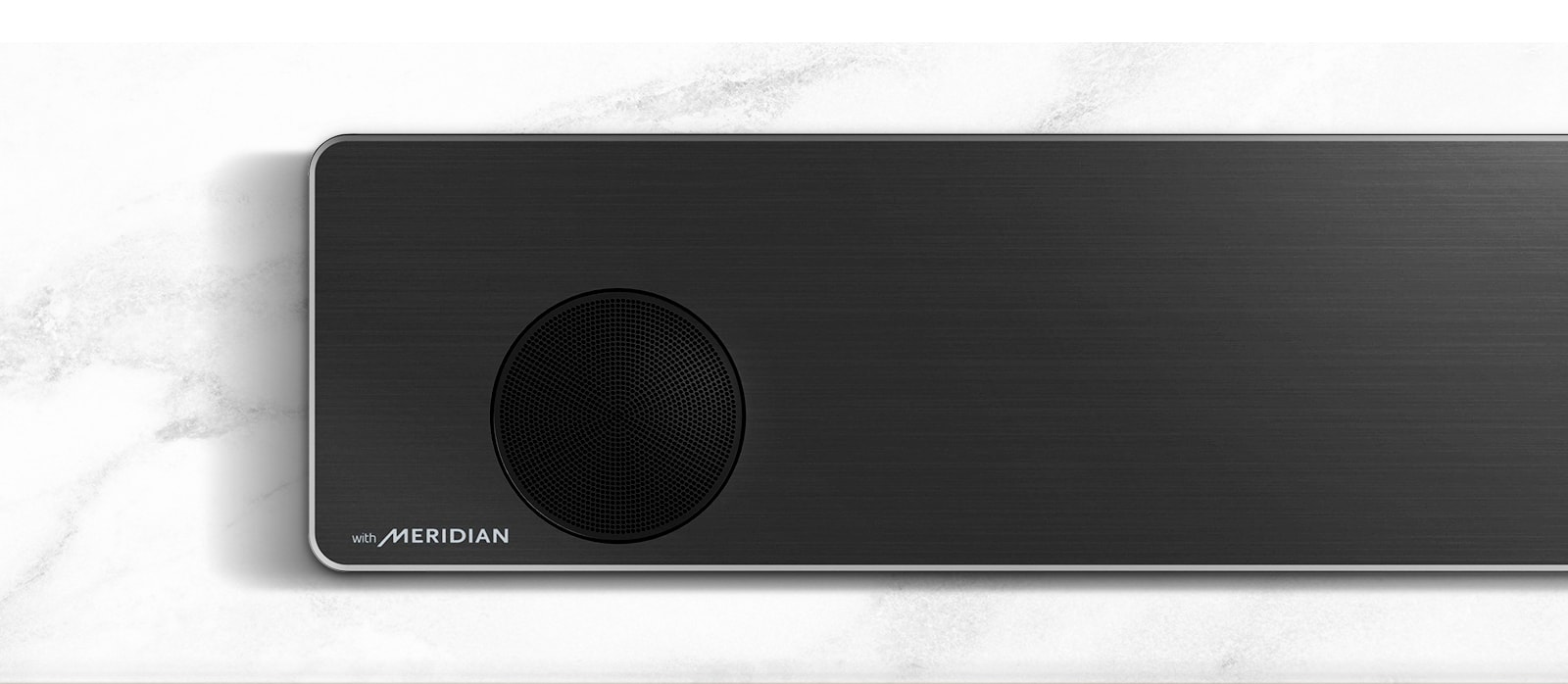 LG heliriba vasaku külje lähivaade Meridiani logoga vasakus alanurgas.