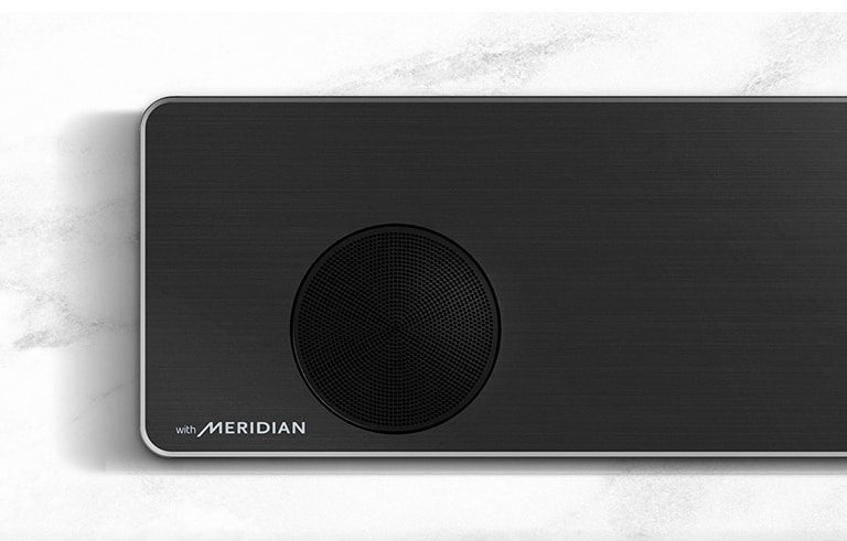 LG heliriba vasaku külje lähivaade Meridiani logoga vasakus alanurgas.