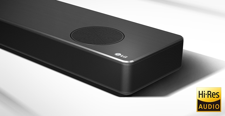 Lähivaade LG heliriba paremast küljest LG logoga paremas alanurgas. Toote all on Hi-Resi logo.