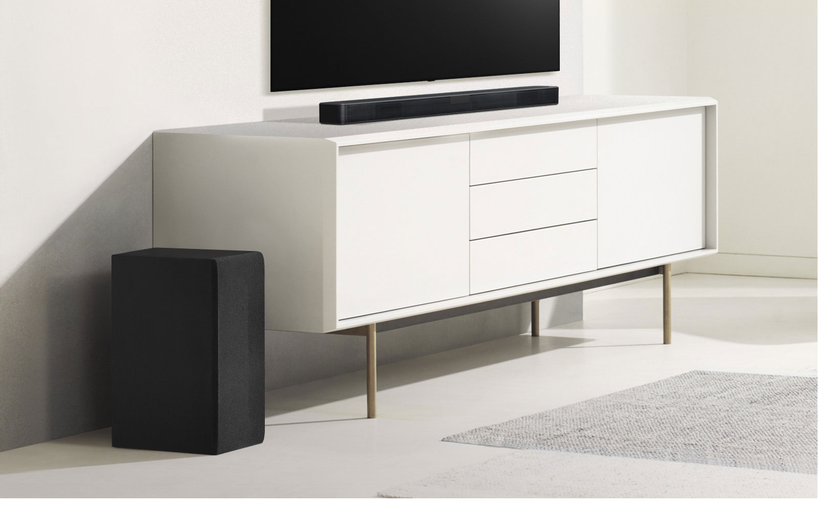 Valgel riiulil on heliriba, vasakul on bassikõlar. Bassikõlar paistab suurem, kuna see on eespool.