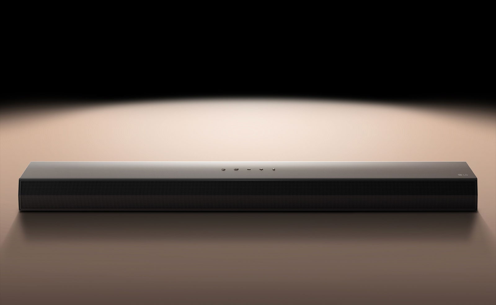 LG Soundbar ribakõlar mustal taustal, mida valgustab prožektor. 