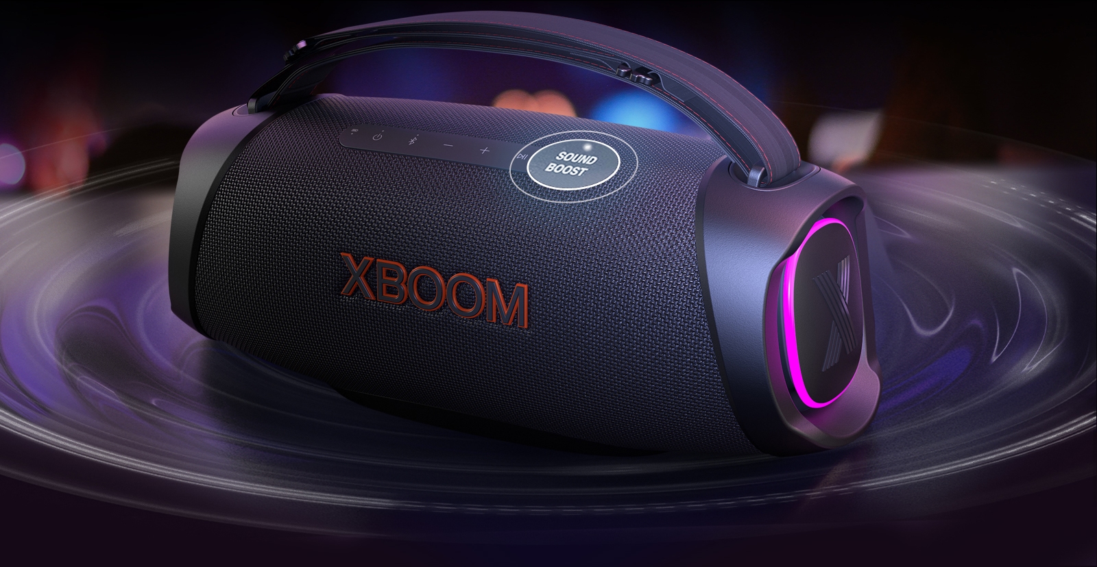 LG XBOOM Go XG8T on pandud lauale. Sound Boost nupp on suurendatud ning helilaine efektid on kõlari all. 