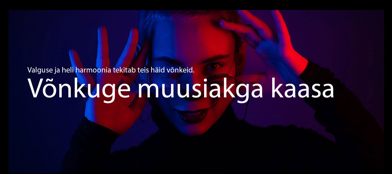 Naine võtab eredas valguses poosi sisse.