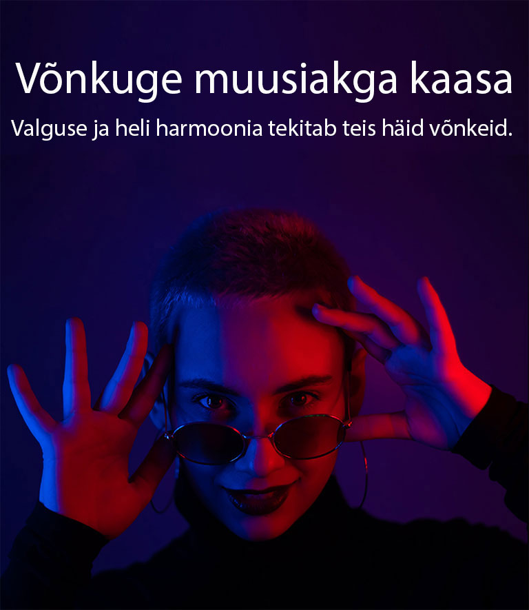 Naine võtab eredas valguses poosi sisse.