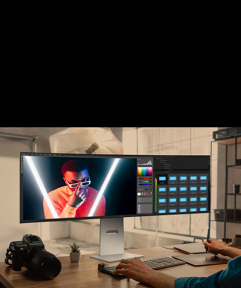Disainer redigeerib LG UltraWide monitoril visuaalset sisu, demonstreerides värvigradatsiooni ja disaini kõrge eraldusvõime selgusega.