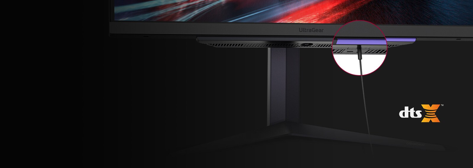 See näitab monitori alumist osa, millel on 4-pooluseline kõrvaklappide port ja sellega ühendatud kõrvaklappide kaabel.