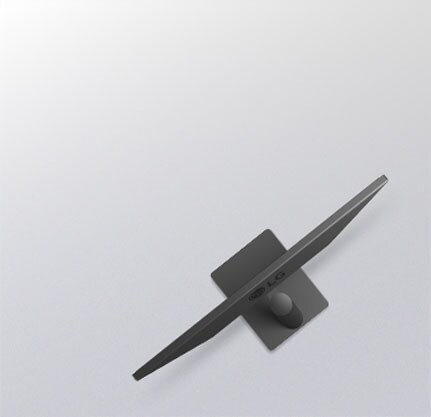 Öine vaade eredalt valgustatud moodsale sillale ja pilvelõhkujatele, mille erksad valgused peegelduvad vees, näidates üles suurt kontrasti ja värvide detailsust.