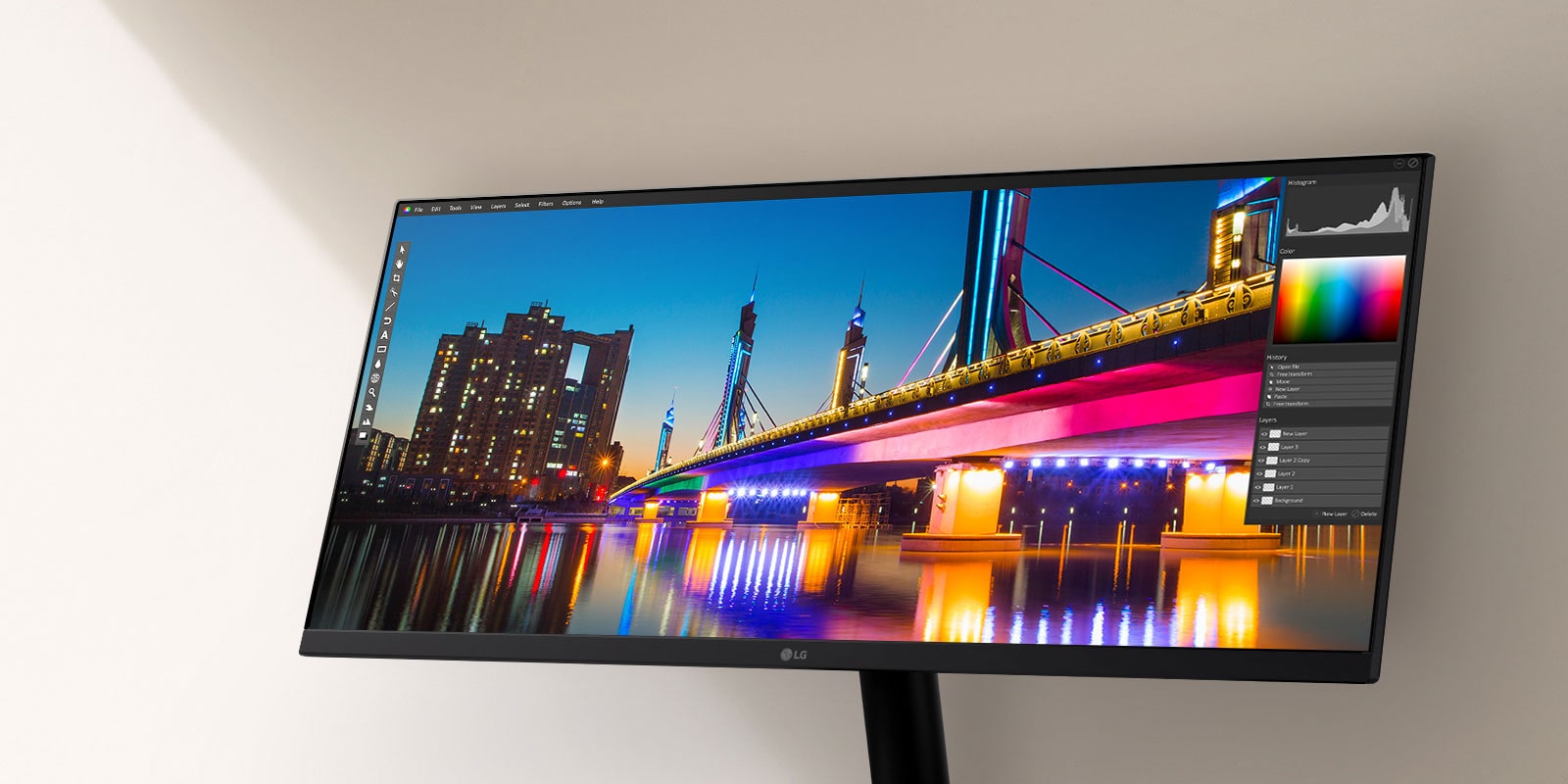 LG ülilai monitor, mis kuvab elavat öist linnapilti koos eredalt valgustatud silla ja peegeldusega, mis on näidatud fototöötlustarkvara liideses, mis tõstab esile värvi- ja kontrastitööriistad.