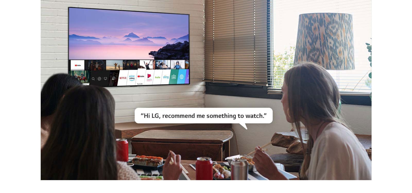 Kolm sušit söövat naist, kellest üks küsib LG telerilt vaatamissoovitusi